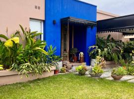 San Pablo에 위치한 주차 가능한 호텔 Casa Azul en Barrio Privado