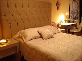 Habitación matrimonial con cama y sofá para cuatro personas