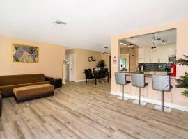 Tranquil Retreat with HEATED POOL Minutes to the Beach, hotel en Dania Beach