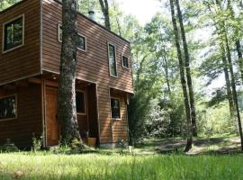 Eco lodge caba&ntilde;as mediterraneas, boende med onsen i Caburgua