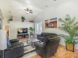 Bright Bullhead City Abode Fire Pit and Patio!, hotel in Bullhead City