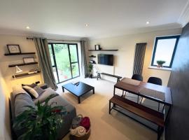 Modern and cozy 2-guest flat with gated parking, hotel malapit sa Hampton Court Palace, Kingston upon Thames