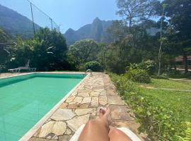 Sítio com piscina e churrasqueira, vakantiehuis in Guapimirim