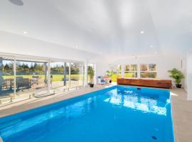 The Meadows Villa, hotel com piscina em Christchurch