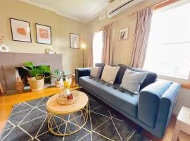 Stunning Hobart 3-bed home- close to shopping centers