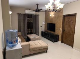 AQZ Super Deluxe three bedroom apartment with Terrace, ξενοδοχείο με πάρκινγκ στο Ισλαμαμπάντ