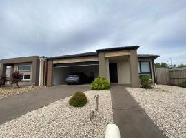 4 Beds-Whole House-Black Knight Way-Kuranjang-Less than 30 minutes From Melbourne international airport, Ferienhaus in Melton