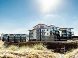 Luxury Sunrise to Sunset Beachfront Apartment, hotel in Perranporth