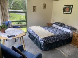 Quail Haven Queen Room, hotel with parking in Aongatete