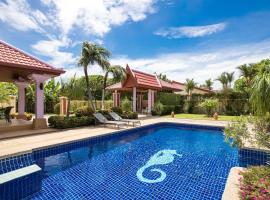 Beautiful 5BR Villa Felicity, Pool & Garden, near Naiharn, hotel di Pantai Rawai