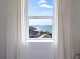 Bright & beautiful 4 bedroom house with sea views