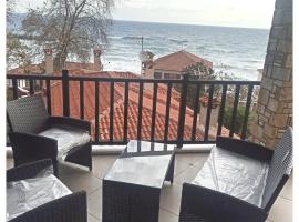 Sea&Surf luxury beach&pool Apartment, люксовый отель в городе Айос-Иоаннис