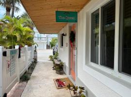 An Island Getaway at Palm Tree Villas, cottage in Holmes Beach