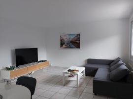 Charmant appartement au rez de jardin d'une maison, hotel di Divonne-les-Bains