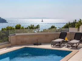 SEAFRONT VILLA for 10 people!