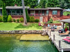 On The Lake - Main House: Lakemont şehrinde bir otel