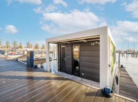 Inviting houseboat in Volendam with shared pool，福倫丹的飯店