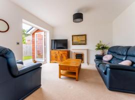 Pass the Keys Stylish 3 bedroom home in perfect location parking, hotel in Lymington