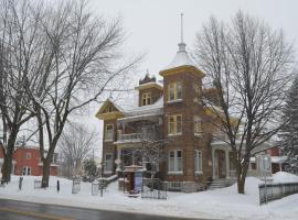 Le 100 St-Laurent, hotel with parking in Louiseville