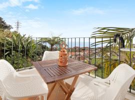 Casa Amarela, hotel in Caniço