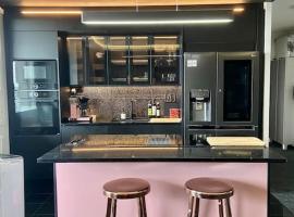 Upea huoneisto Raision keskustassa, hotel near Mylly Shopping Centre, Raisio