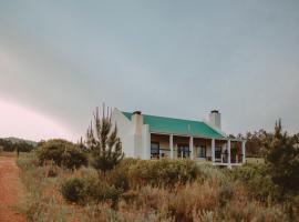 Blue Crane Farm Lodge, hotel dengan parking di Botrivier