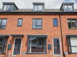 Urban Bliss, Park with Ease 3 Bed New Build Home, hotell i Leicester