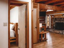 Pine Crest Cabin at 36 North - Hot Tub, hotel with parking in Purlear