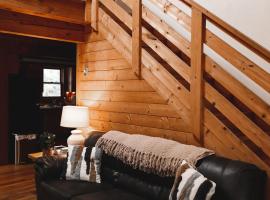 Wolf Creek Cabin at 36 North - Hot Tub, готель у місті Purlear