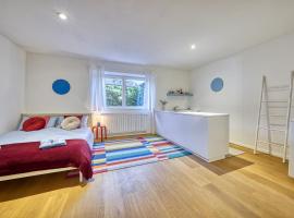 Centrally located apartment with parking space, hotel in Caldaro