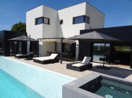 Luxueuse propriété SAINT CIRICE aux vues aériennes, maison de vacances à Cahors