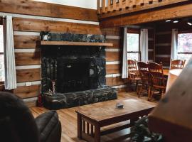 Blueberry Hideaway at 36 North Cabin - Hot Tub, casa o chalet en Purlear