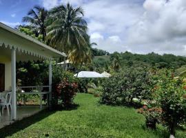 Brīvdienu naktsmītne pie pludmales Superbe villa créole vue mer avec accès piscine et plage pilsētā Sentmerī