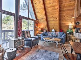 Cozy A-Frame with Hot Tub Near Arrowbear Lake!, cottage in Running Springs
