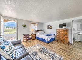 Convenient Tom Picketts Cabin with Mtn View!, hotel di Ruidoso Downs