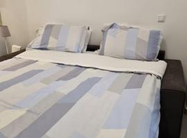 Modern studio apartment A, hotel berdekatan Stesen Kereta Api Victoria, Athens