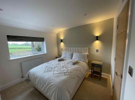 Newly renovated 3 Bed property - countryside views, hotel perto de The National Memorial Arboretum, Dunstall