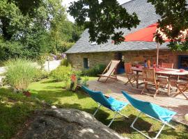 Charming holiday home with garden, cottage in Huelgoat