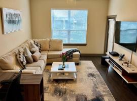 Luxury Suite in the heart of Dallas, a Home away from Home!, apartemen di Richardson