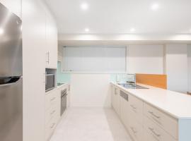 Warners Bay Apartments โรงแรมใกล้ ท่าจอดเรือมาร์มงพอยต์ ในวอร์เนอร์สเบย์