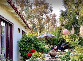 Romantic cottage with amazing garden, casa vacacional en Glendale