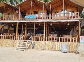 Fernandes Bar and Restaurant, beach hotel in Canacona