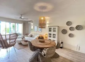 ET VOILA! Elegant one bedroom and beachfront apartment with pool!