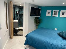 Cosy cabin with private bathroom, cheap hotel in Bircotes
