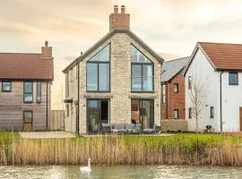 Lakeside property with spa access on a nature reserve Grays Cottage WI24