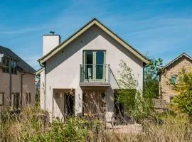 Lakeside property with access into Spa on a nature reserve Bee Cottage HM75