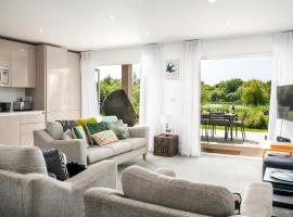 Luxury apartment with spa access on a nature reserve Dragonfly HM106, hôtel à Somerford Keynes