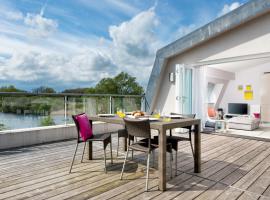 Penthouse apartment with a Spa on a nature reserve Willow Warbler HM112, hôtel à Somerford Keynes
