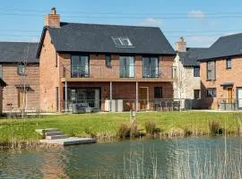 Lakeside family friendly property OI23