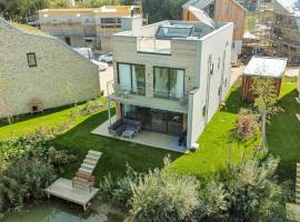 Luxury lakeside property with spa access ML44, ξενοδοχείο σε Cirencester